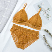 Ein Satz Spitzenunterwäsche mit einem Bralette-Bombardina.de