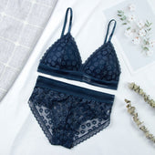 Ein Satz Spitzenunterwäsche mit einem Bralette-Bombardina.de