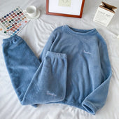 Damenpyjamas mit der Aufschrift-Bombardina.de