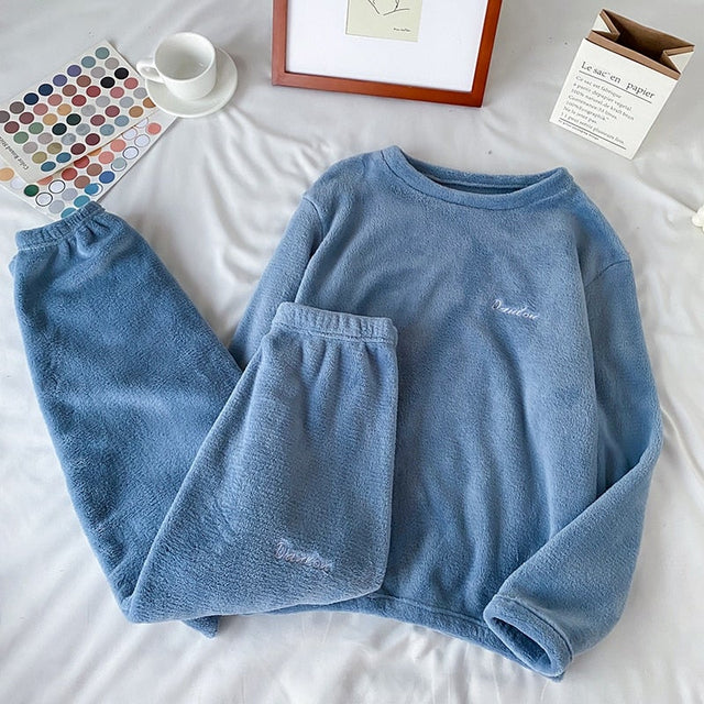 Damenpyjamas mit der Aufschrift-Bombardina.de