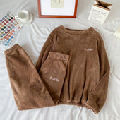 Damenpyjamas mit der Aufschrift-Bombardina.de