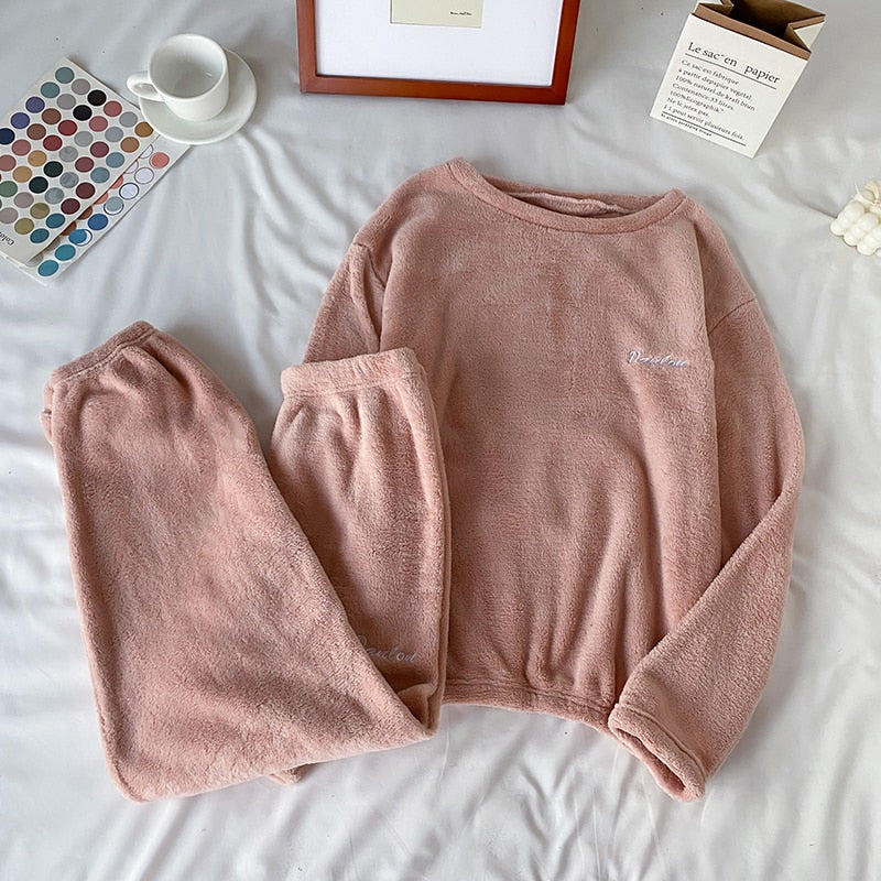 Damenpyjamas mit der Aufschrift-Bombardina.de