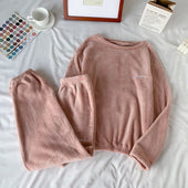Damenpyjamas mit der Aufschrift-Bombardina.de
