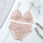 Ein Satz Spitzenunterwäsche mit einem Bralette-Bombardina.de