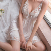 Nachthemd aus Satin mit Spitzendetails und tiefem Ausschnitt