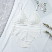 Ein Satz Spitzenunterwäsche mit einem Bralette-Bombardina.de