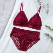 Ein Satz Spitzenunterwäsche mit einem Bralette-Bombardina.de