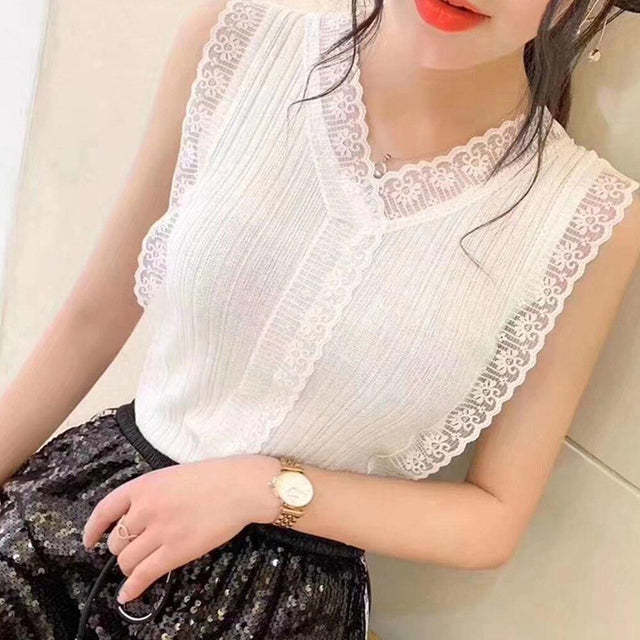 Damen-T-Shirt mit V-Ausschnitt und Spitze-Bombardina.de