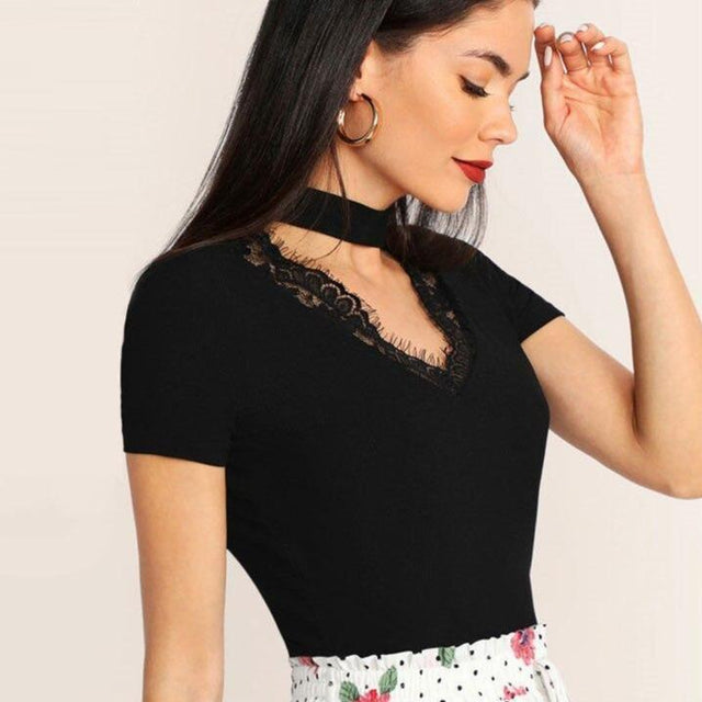 Damen-T-Shirt mit V-Ausschnitt und Spitze-Bombardina.de