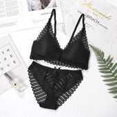 Ein Satz Unterwäsche mit einem Bralette-Bombardina.de