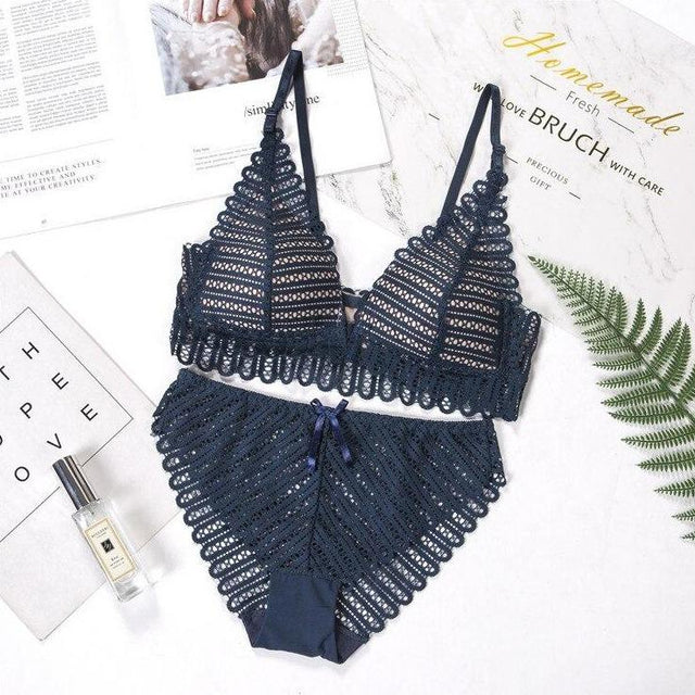 Ein Satz Unterwäsche mit einem Bralette-Bombardina.de