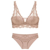 Ein Satz Spitzenunterwäsche mit einem Bralette-Bombardina.de