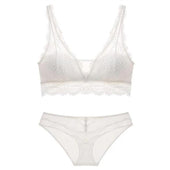 Ein Satz Spitzenunterwäsche mit einem Bralette-Bombardina.de