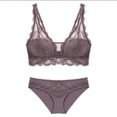 Ein Satz Spitzenunterwäsche mit einem Bralette-Bombardina.de