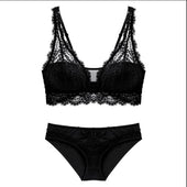 Ein Satz Spitzenunterwäsche mit einem Bralette-Bombardina.de