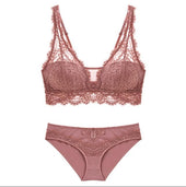 Ein Satz Spitzenunterwäsche mit einem Bralette-Bombardina.de