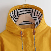Damen-Regenjacke mit gestreifter Kapuze-Bombardina.de