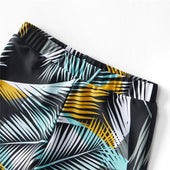 Badeshorts für einen Jungen in den Blättern-Bombardina.de